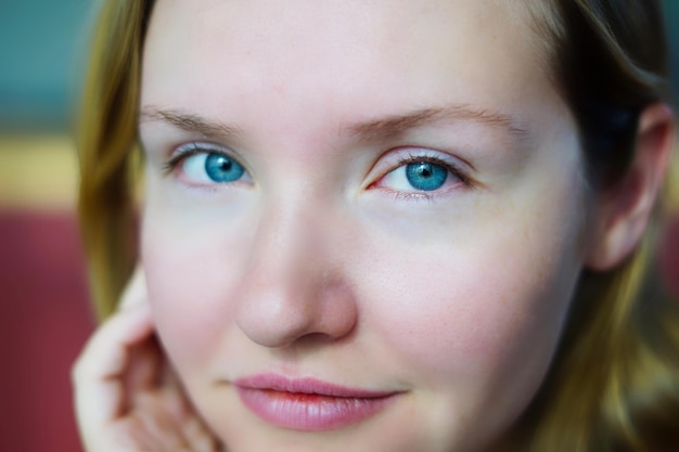 Foto retrato em close-up de uma jovem sorridente