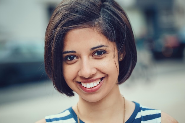 Retrato em close-up de uma jovem sorridente