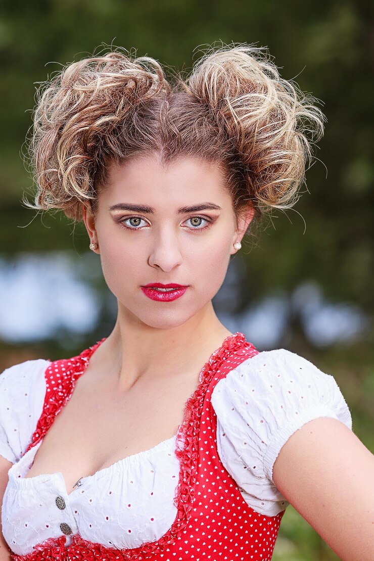 Foto retrato em close-up de uma jovem vestindo dirndl