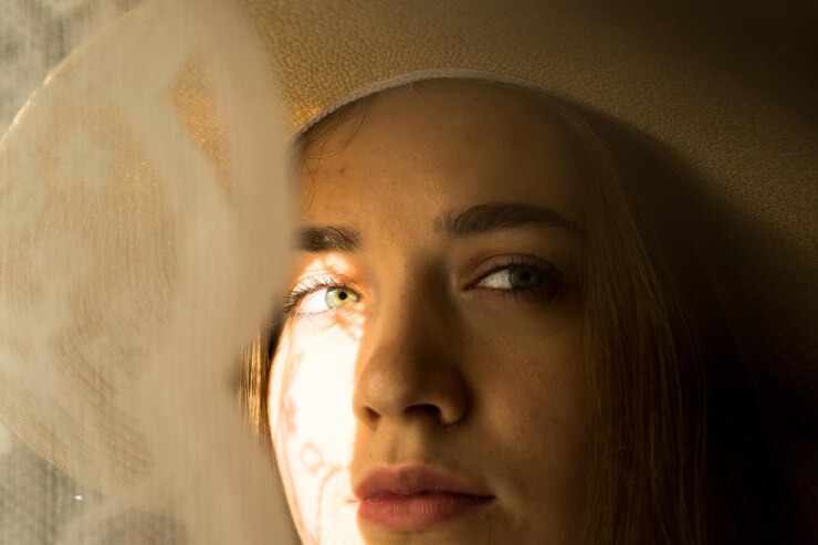 Foto retrato em close-up de uma jovem vestindo um chapéu