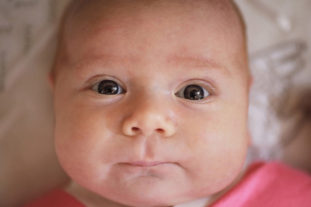 Retrato em close-up de uma linda criança de aparência europeia