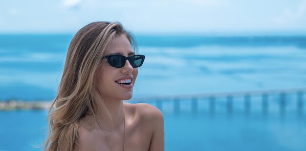 Foto retrato em close-up de uma linda garota no verão ao ar livre mulher de beleza com perfeita maquiagem de pele e