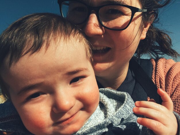 Retrato em close-up de uma mãe feliz com o bebê