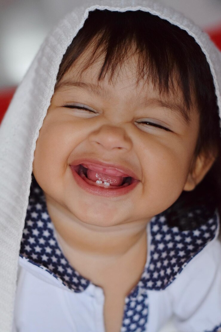 Foto retrato em close-up de uma menina bonita e feliz em casa