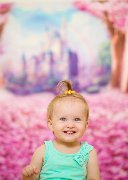 Foto retrato em close-up de uma menina bonita e sorridente