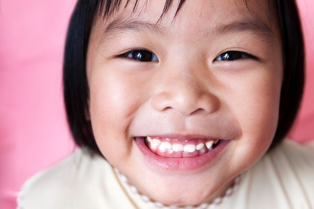 Retrato em close-up de uma menina bonita sorridente