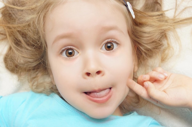 Foto retrato em close-up de uma menina bonita