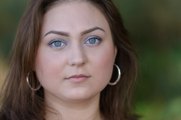 Retrato em close-up de uma menina de olhos verdes na natureza