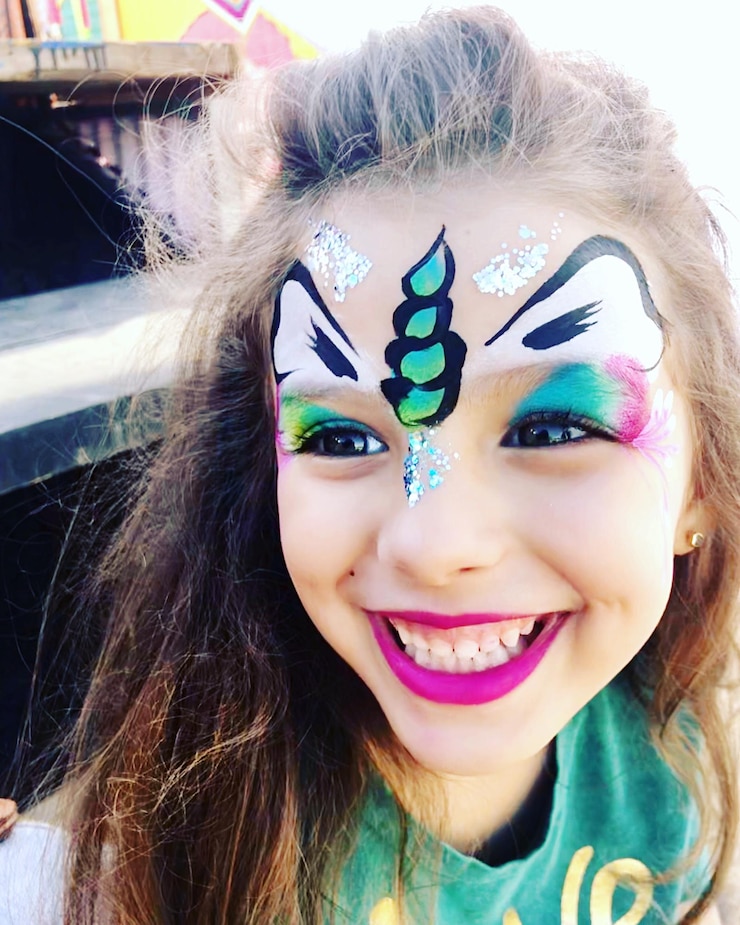 Foto retrato em close-up de uma menina sorridente