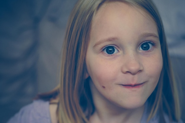 Retrato em close-up de uma menina sorridente