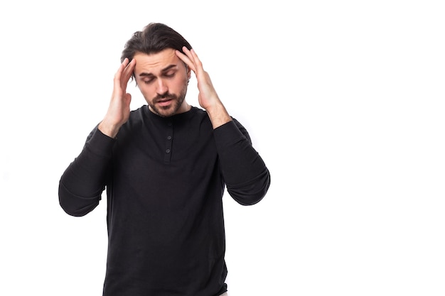 Foto retrato em close-up de uma morena bem cuidada com barba inteligente com um penteado elegante em uma jaqueta preta em um fundo branco