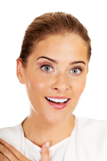 Foto retrato em close-up de uma mulher de negócios contra fundo branco