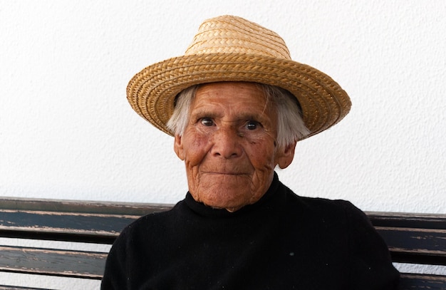 Foto retrato em close-up de uma mulher idosa usando um chapéu