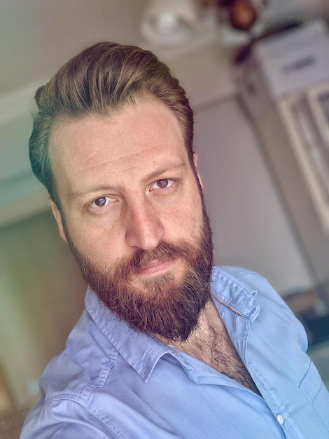 Retrato em close-up do homem em casa