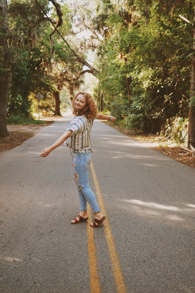 Foto retrato em comprimento completo de mulher girando na estrada