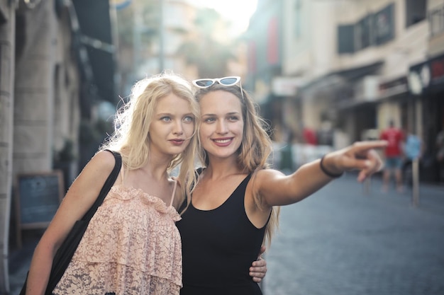 Retrato em duas garotas na rua