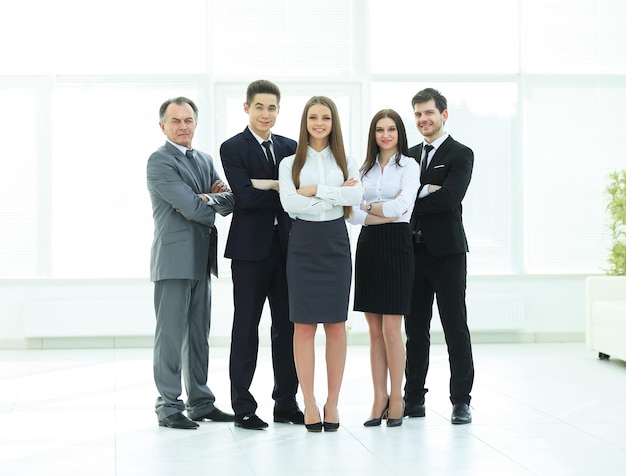 Retrato em equipe de crescimento completo de jovens empresários