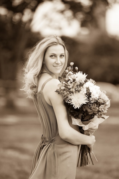 Retrato em estilo retro. jovem sorridente com buquês de flores