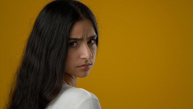 Retrato em estúdio amarelo triste chateado estressado mulher étnica indiana sofre com ansiedade feminina ansiosa