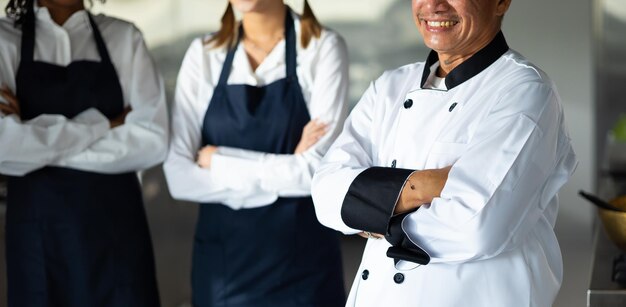 Retrato em grupo de estudante adolescente aprendendo aula de culinária sala de aula culinária grupo de jovens felizes mulheres estudantes multiétnicos estão se concentrando em aulas de cozinha em uma escola de culinaria