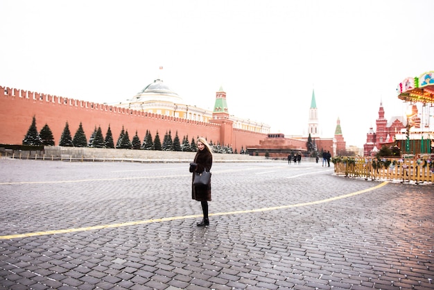 Foto retrato em pleno crescimento, mulher bonita russa com um casaco de vison na praça vermelha de moscou na época do natal