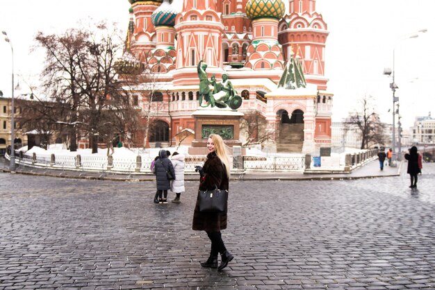 Retrato em pleno crescimento, mulher bonita russa com um casaco de vison na Praça Vermelha de Moscou na época do Natal