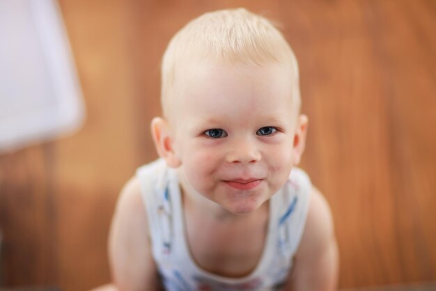 retrato emocional de un bebé un niño pequeño un niño feliz