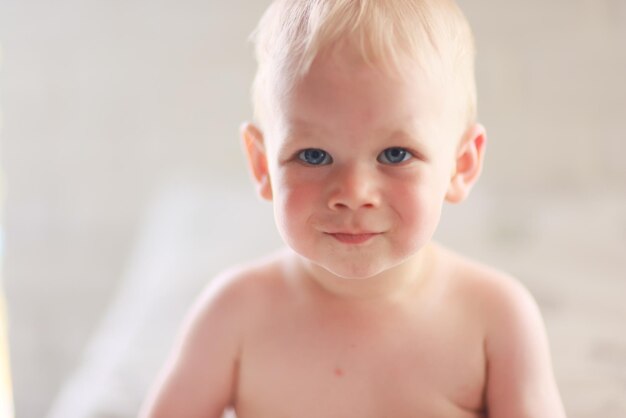 retrato emocional de un bebé un niño pequeño un niño feliz