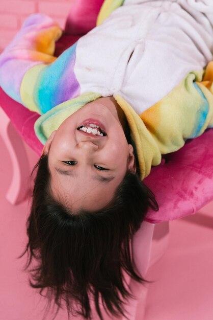 retrato emocional de una chica asiática con disfraces de halloween de fondo rosa