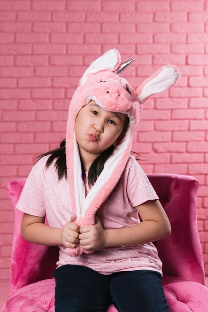 retrato emocional de menina asiática em trajes de halloween em fundo rosa