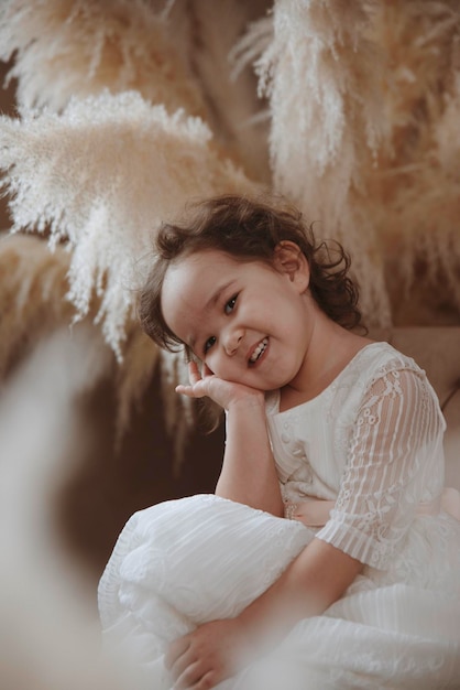 Retrato emocional de menina asiática em um estilo vintage de trajes de fantasia de anjo