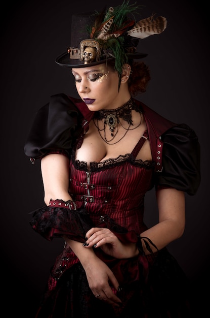 Retrato emocional de mulher jovem steampunk