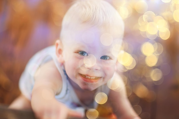 Retrato emocional de um bebê um menino uma criança feliz