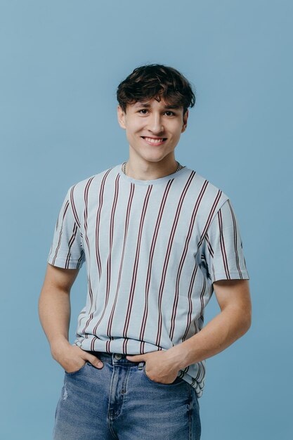 Retrato emocional de um jovem em um fundo azul