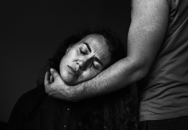 Foto retrato emocional de uma mulher colocando a mão de um homem