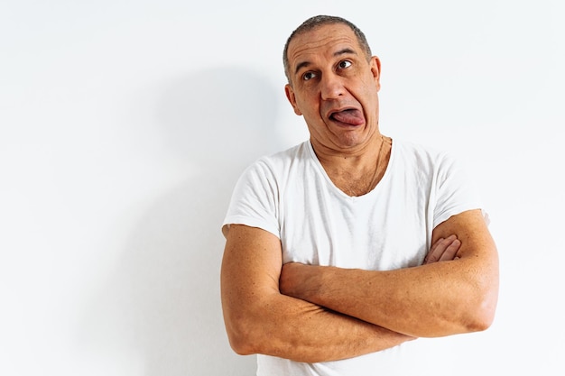 Retrato emocional de un hombre adulto, expresión facial, alegría sincera