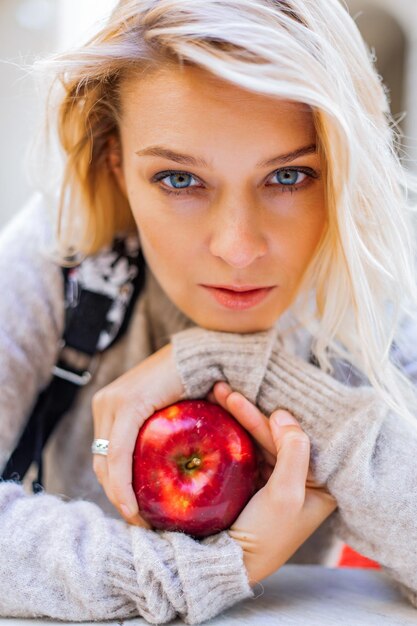 retrato emocional de una mujer joven con una manzana