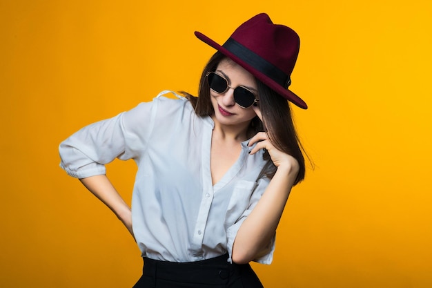 Retrato emocional de una mujer joven con sombrero y gafas