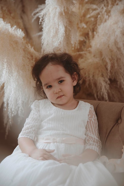 retrato emocional de una niña asiática con un disfraz de ángel disfraces de estilo vintage