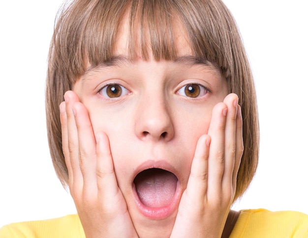 Retrato emocional de una niña emocionada Niño gracioso y sorprendido de 10 años con la boca abierta de asombro Retrato de un adolescente conmocionado aislado sobre un fondo blanco