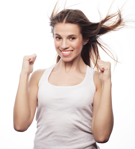 Retrato emocional positivo de uma jovem mulher bem sucedida Retrato isolado Gesto de vencedor