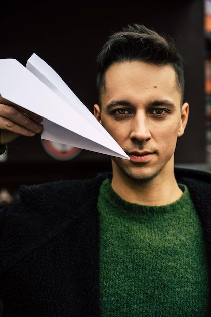 Foto retrato emocional de un primer plano de hombre joven