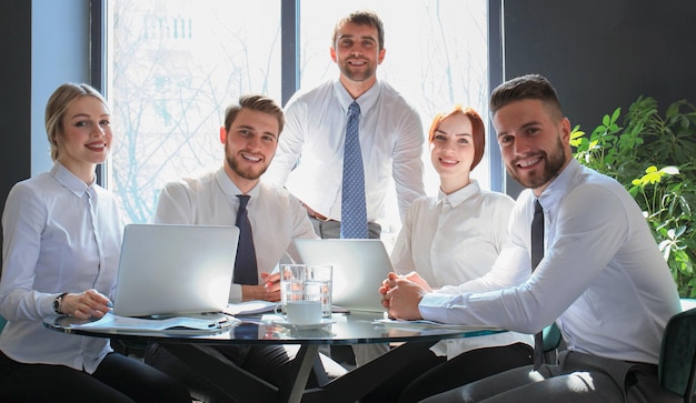 Retrato de empleados de negocios positivos en una reunión de negocios de oficina