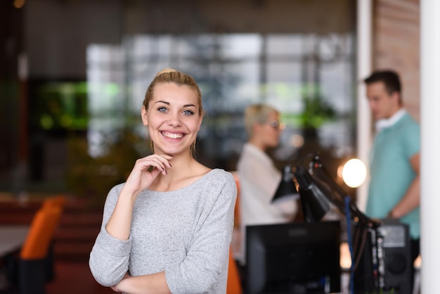 Retrato del emprendedor de la empresaria acertada en la oficina de lanzamiento ocupado