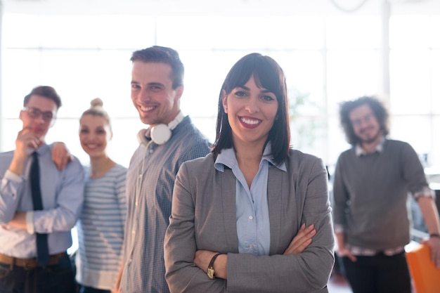 Retrato del emprendedor de la empresaria acertada en la oficina de lanzamiento ocupado