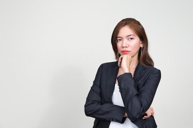 Retrato de empresaria asiática contra el fondo blanco.