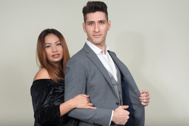 Foto retrato de empresaria asiática con sobrepeso y joven empresario como pareja juntos