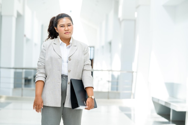 Retrato de empresaria asiática sonriendo a la cámara