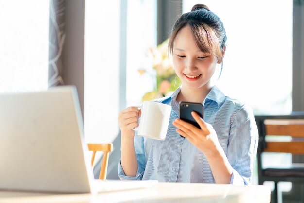 Retrato de empresaria asiática trabajando en un café