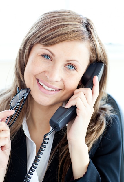 Retrato de una empresaria caucásica en el teléfono